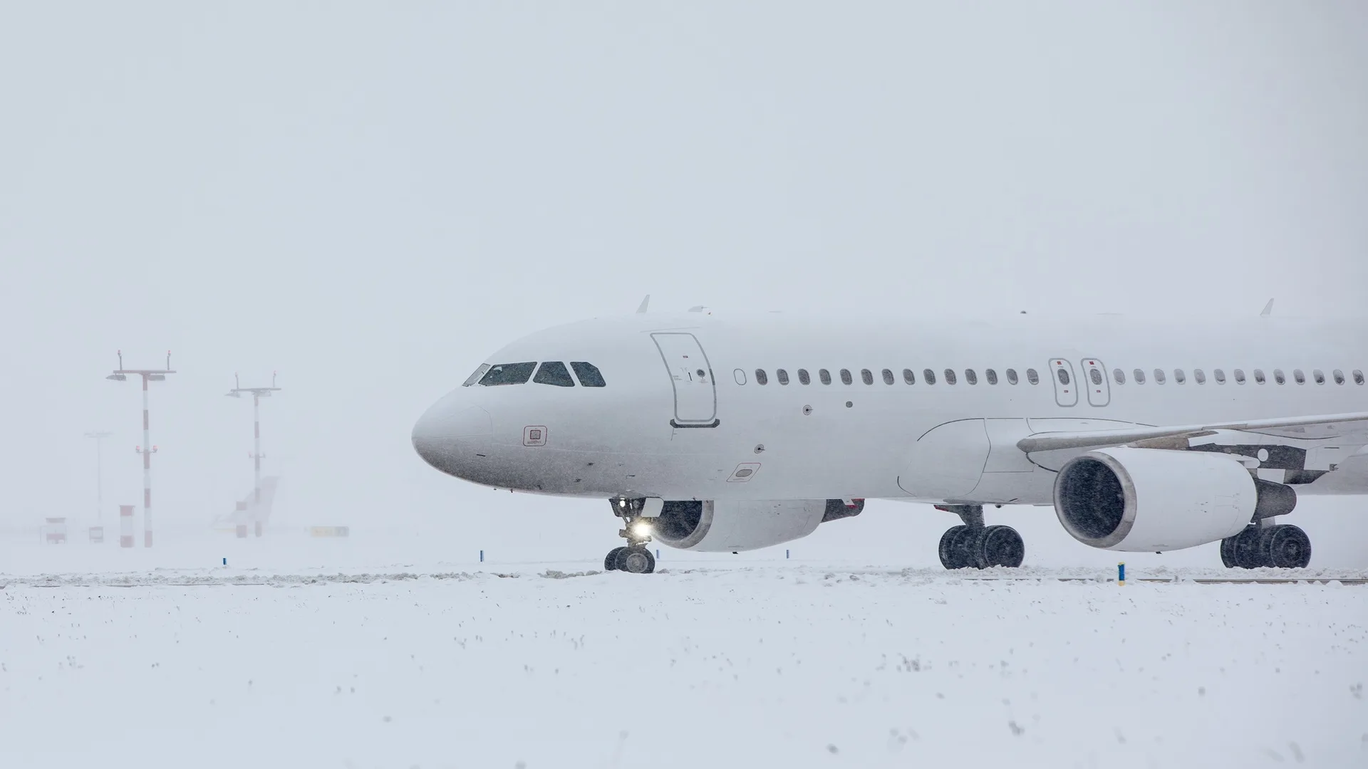 Avión en pista nevada expuesto a condiciones de hielo que afectan la seguridad aeronáutica