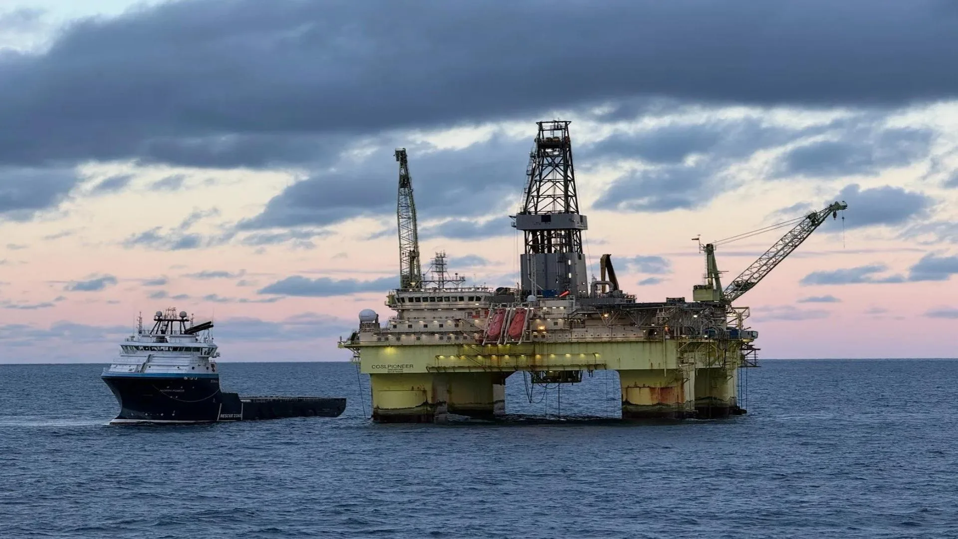 Plataforma semisumergible COSLPioneer durante operaciones offshore de Vår Energi en el Mar del Norte tras la extensión del contrato con COSL Drilling.
