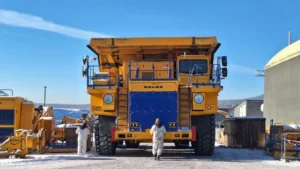Camiones BELAZ refuerzan el transporte de mineral en Siberia con unidades de 140 toneladas