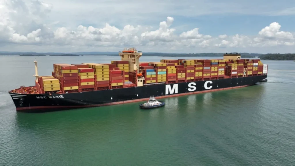 uque msc marie pasando por el canal de Panamá