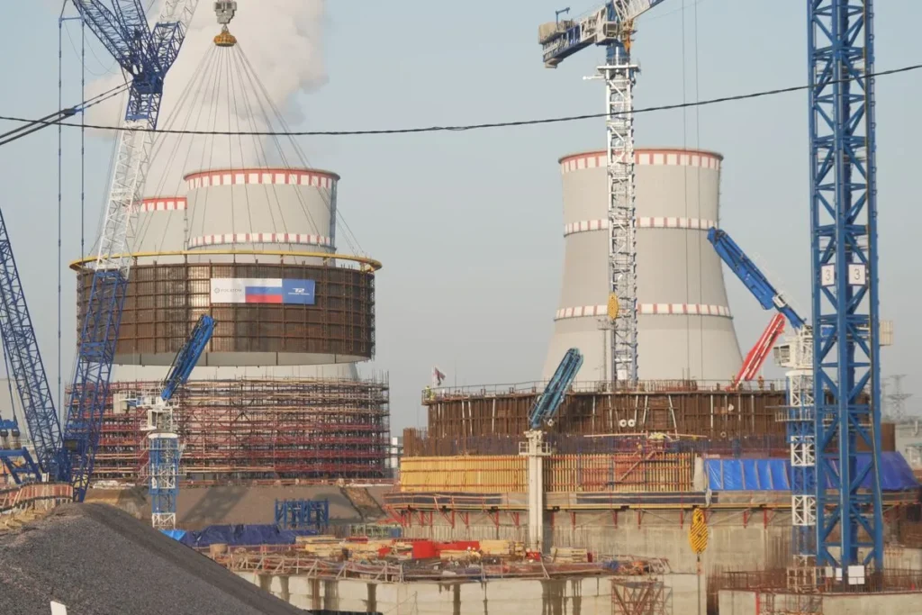 Central nuclear de Leningrado-2 durante la instalación del sistema de contención del reactor en la Unidad 3.