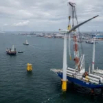 Energía eólica offshore europea en construcción con buque de instalación, turbinas marinas y cadena de suministro industrial destinada a cumplir los objetivos energéticos de 2030.