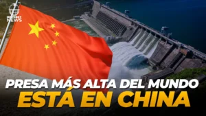 Imagen de una presa hidroeléctrica en China con una gran bandera china al frente y el texto “Presa más alta del mundo está en China”.