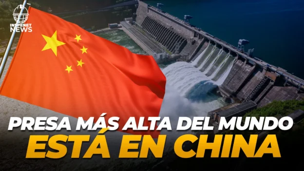 Imagen de una presa hidroeléctrica en China con una gran bandera china al frente y el texto “Presa más alta del mundo está en China”.