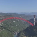 Cierran el arco del puente de acero más largo del mundo