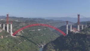 El puente de arco de acero más largo del mundo cierra su tramo principal en China