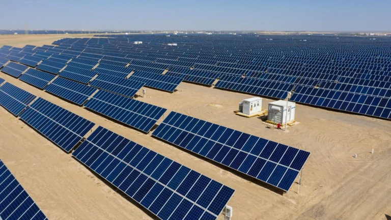 China desaprovecha 360 TWh de energía limpia por límites de su red