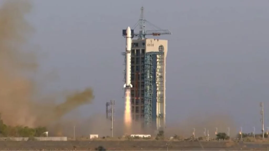 China lanza el primer satélite reutilizable