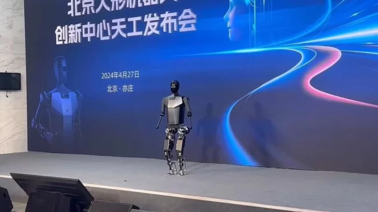China presentó un robot humanoide impulsado por electricidad