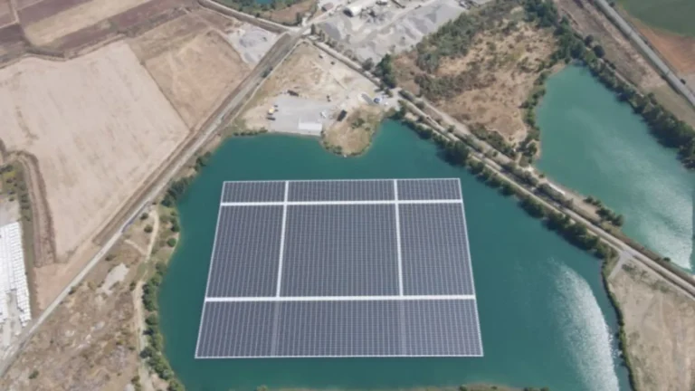 Plataforma solar flotante en Saint-Elix