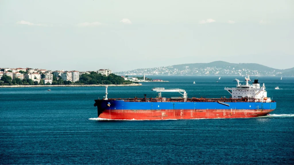 Hutíes amenazan con cerrar el estrecho de Bab el-Mandeb y agravan la crisis petrolera global