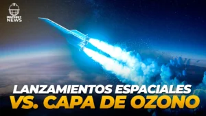 Cohete en ascenso al espacio liberando gases de combustión sobre la atmósfera terrestre.