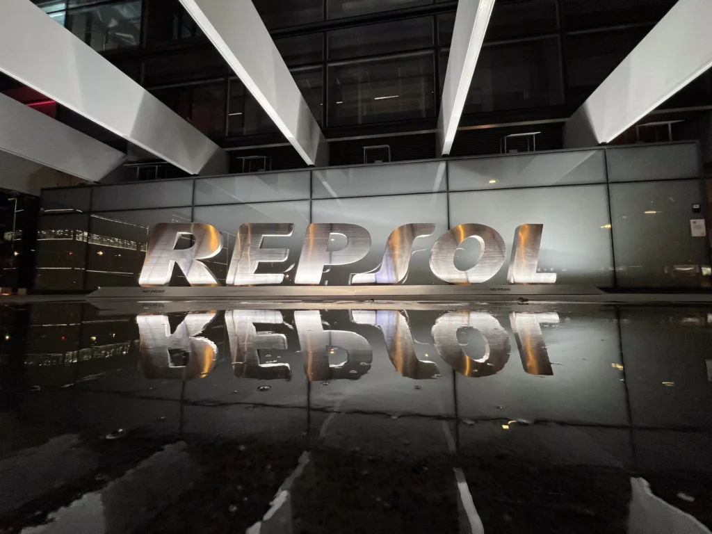 Repsol venderá el 49% de su cartera renovable en España a Masdar