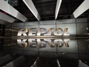 Repsol venderá el 49% de su cartera renovable en España a Masdar