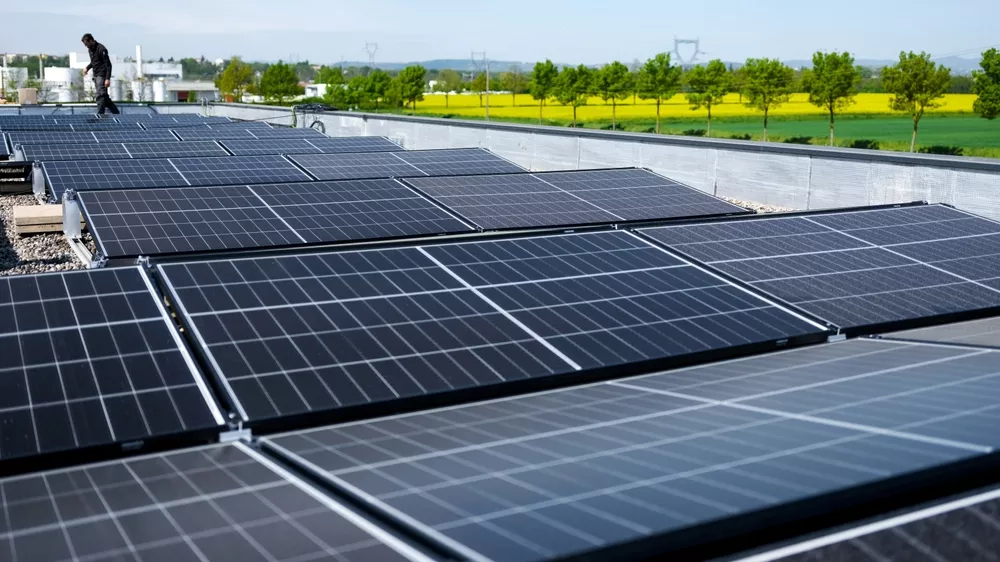 Compañía presenta módulos solares de doble vidrio sin marco