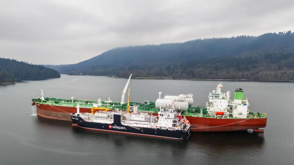 Primer abastecimiento de gas natural licuado de barco a barco en Canadá