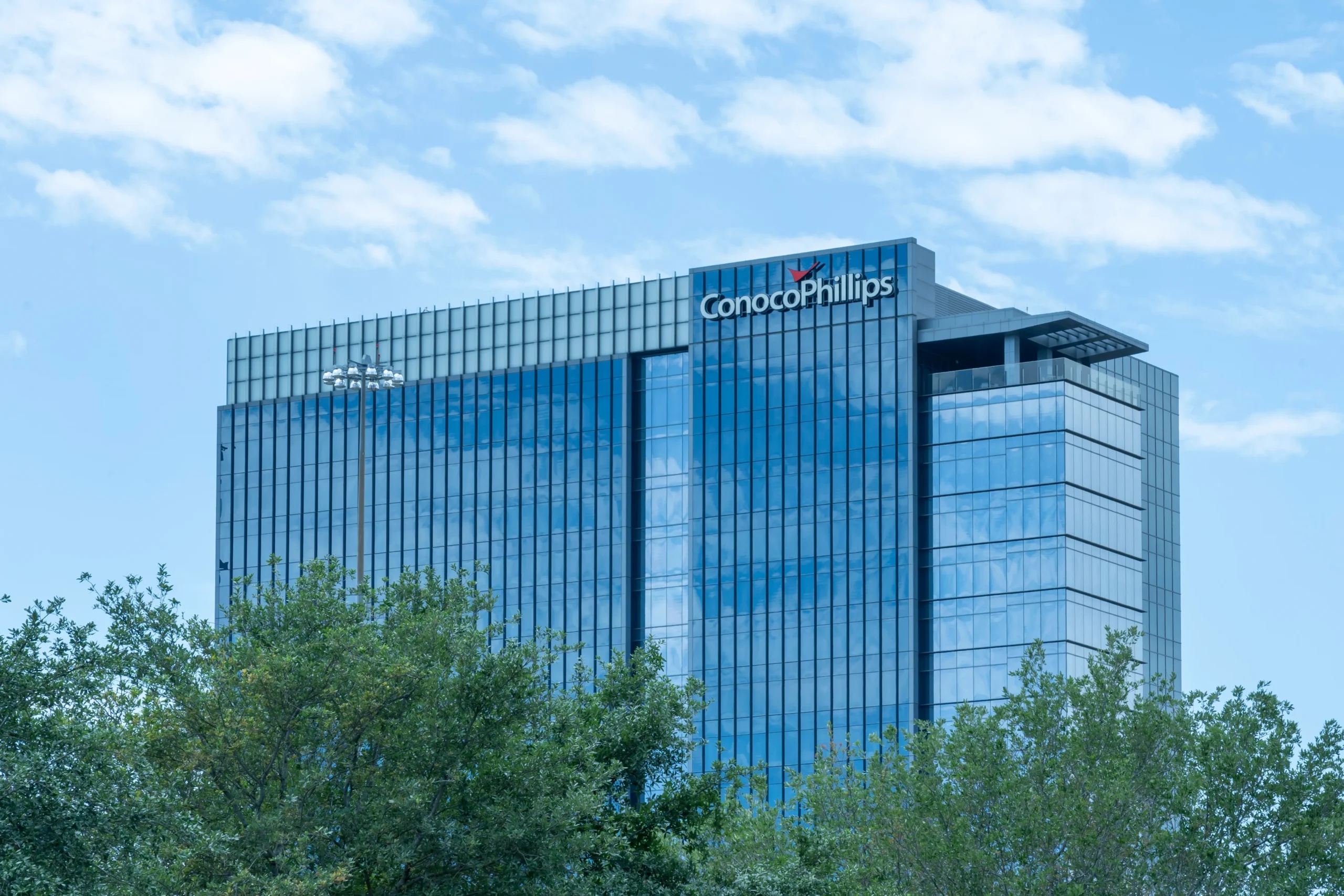 ConocoPhillips recorta su producción por conflicto en Qatar.