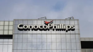 ConocoPhillips recorta beneficios en 2025 y mantiene plan 2026