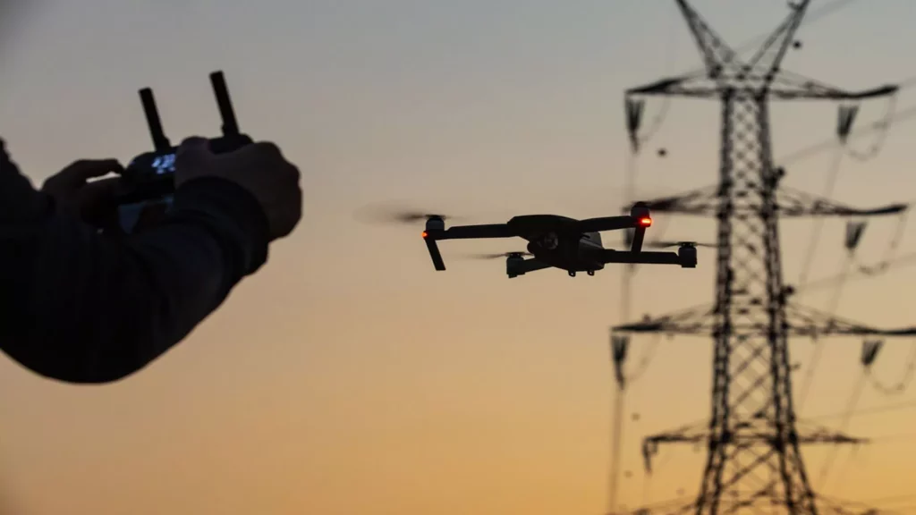 Crean drones que se recargan en las líneas eléctricas