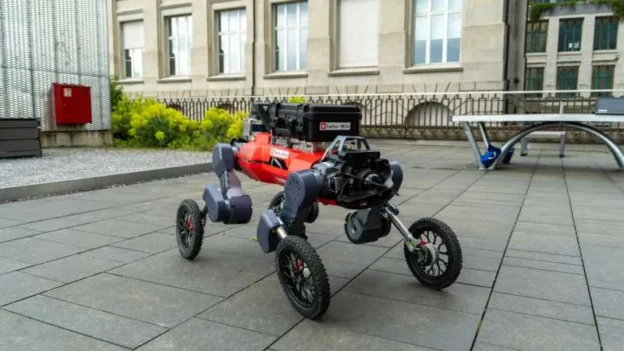 El robot puede cambiar entre modos de ruedas y patas, permitiéndole superar obstáculos altos y recorrer más de 10 km en pruebas reales.