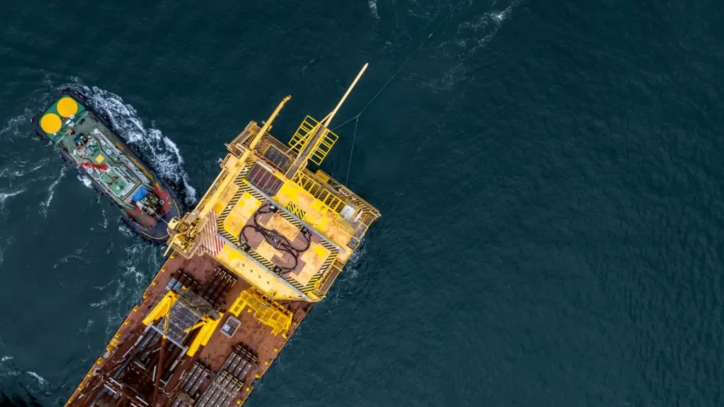 Plataforma marítima de Chevron Nigeria Ltd en operación de perforación offshore en el delta del Níger.