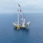 Buque de instalación offshore de DEME montando una turbina eólica marina en un proyecto de energía eólica en alta mar.