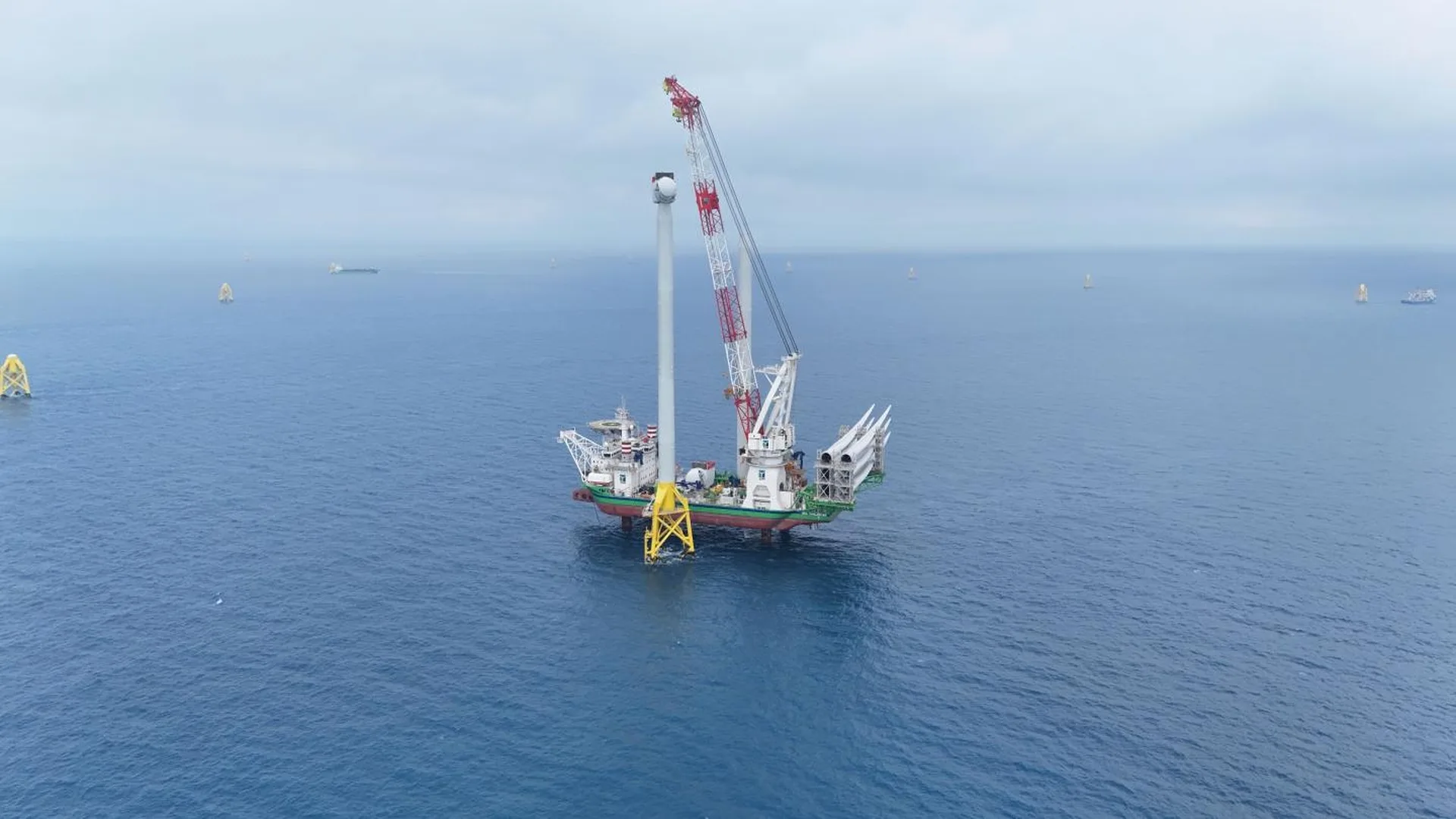 Buque de instalación offshore de DEME montando una turbina eólica marina en un proyecto de energía eólica en alta mar.
