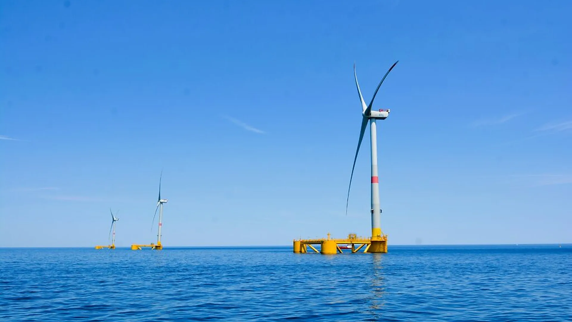 Parque eólico marino flotante EFGL de Ocean Winds frente a la costa de Occitania, Francia.