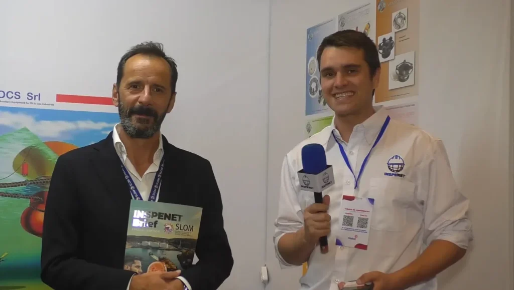 Davide Contino, CEO de IOCS Srl, durante una entrevista en el evento SLOM 2025 en Panamá, compartiendo su visión sobre los sistemas offshore.