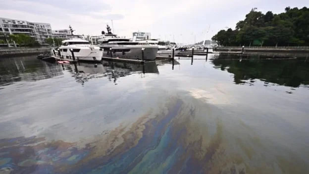 Derrame de petróleo en Singapur