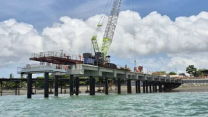 Construcción de muelle offshore en la transición onshore/offshore para proyectos de ductos submarinos en el sector Oil & Gas