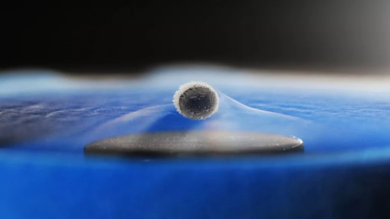 Descubren un superconductor con propiedades no convencionales