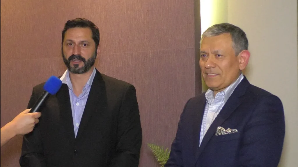 Dos representantes de SLOM y OSRL son entrevistados durante la conferencia regional en Panamá, enfocada en la preparación y respuesta ante derrames de petróleo.