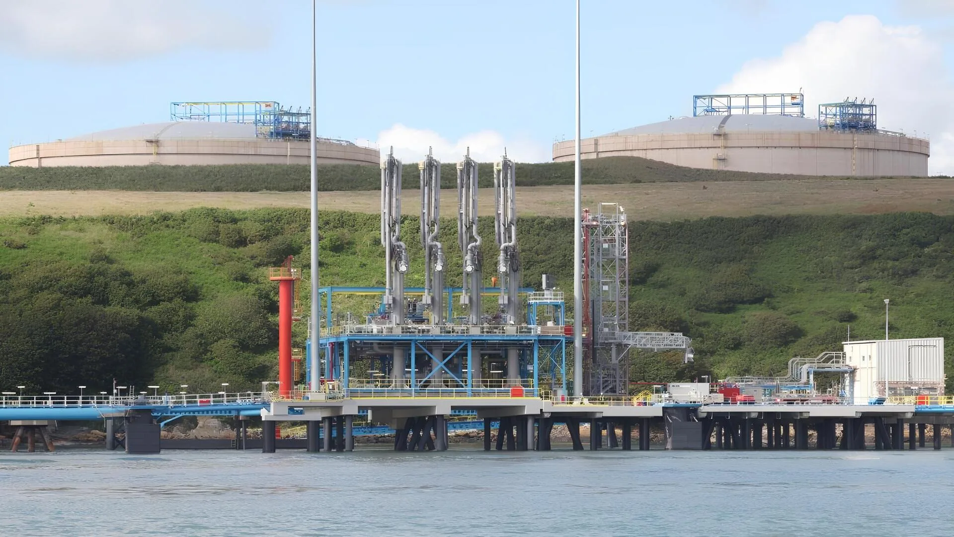 Dragon LNG en Gales con infraestructura de regasificación y tanques de almacenamiento de GNL