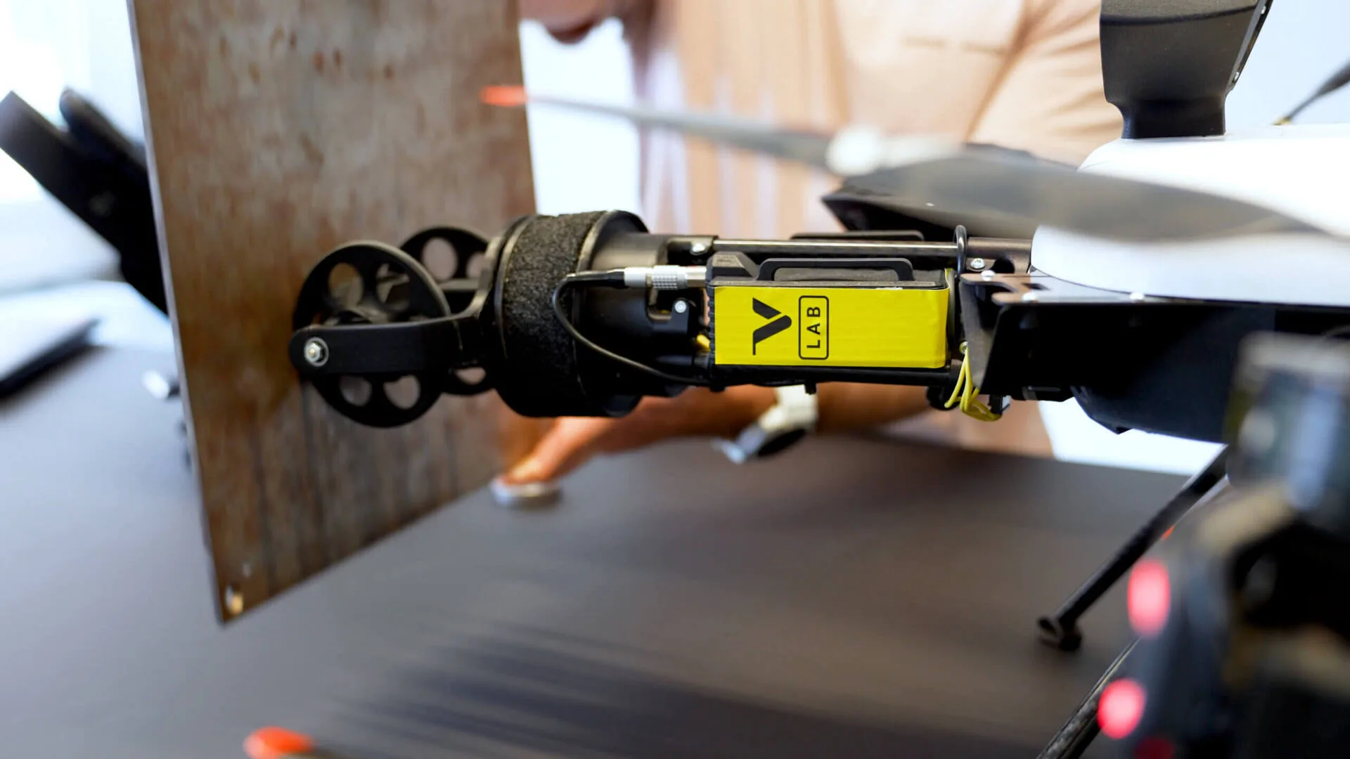 Voliro presentó un sistema B-Scan basado en drones 