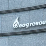 EOG Resources superar expectativas de ganancias y aumentar su proyección de producción petrolera para 2026.