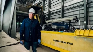 Especialista en recubrimientos protectores inspeccionando un sistema anticorrosivo en una instalación industrial.