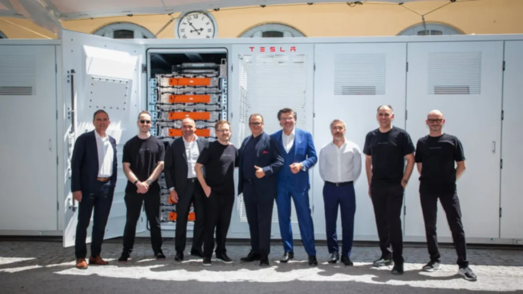 Ejecutivos de NatPower y Tesla durante la presentación de su alianza