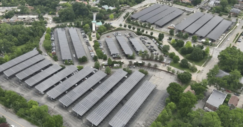 El Zoológico de Cincinnati estrena cochera solar urbana