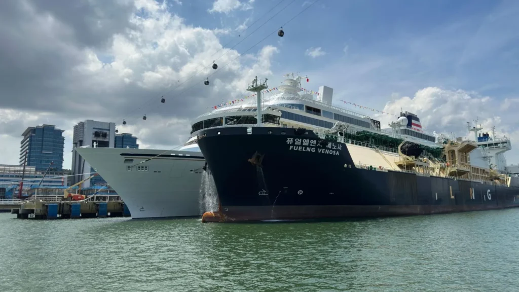 El primer abastecimiento de GNL para el crucero ASUKA III