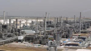 La OPEP+ aprueba una elevación moderada en la producción de petróleo para agosto