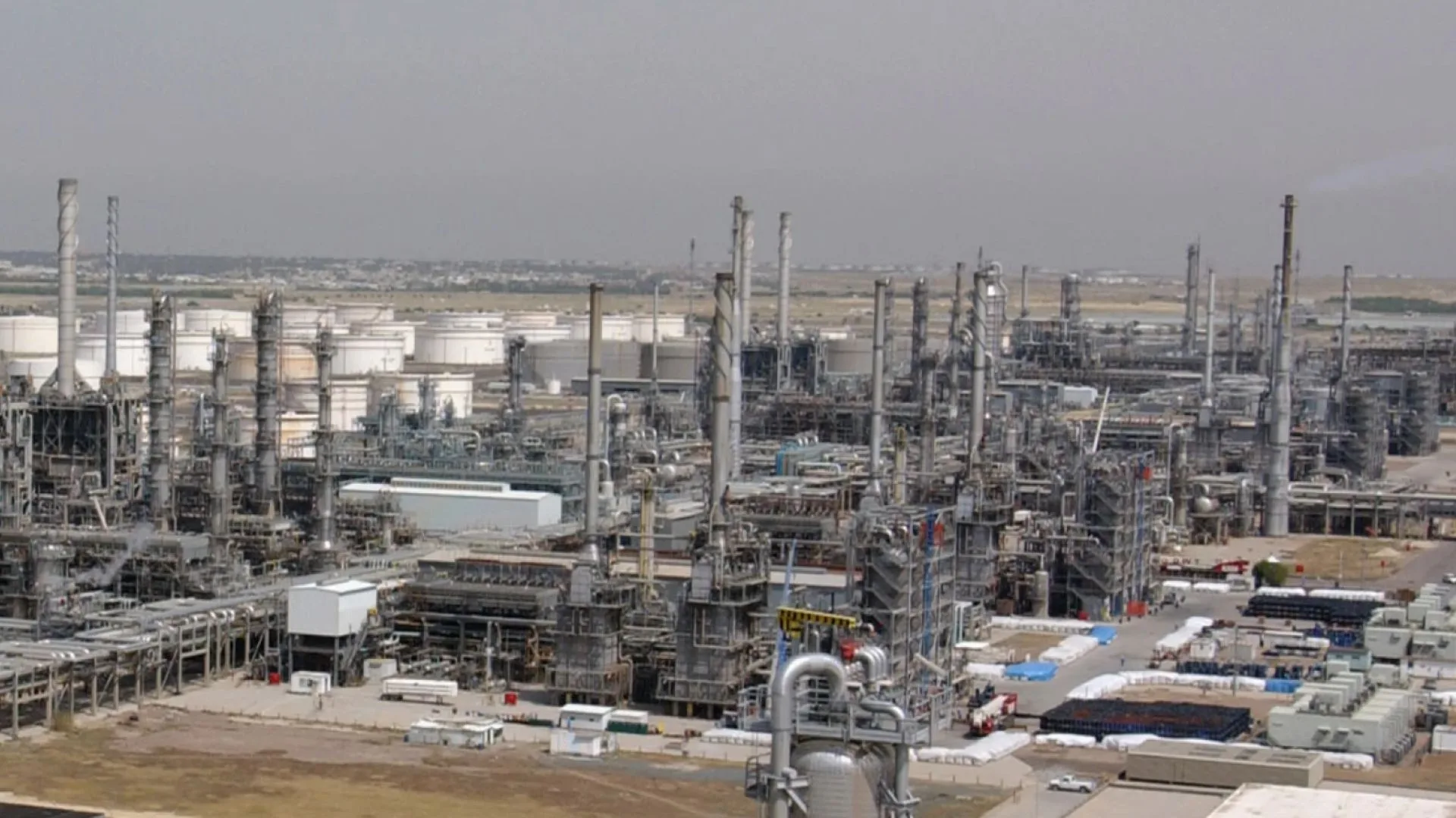 El ajuste gradual de la producción de petróleo en el mercado global