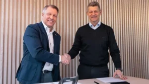 Volvo CE y Hitachi Energy firman un acuerdo para descarbonizar obras de construcción con maquinaria eléctrica