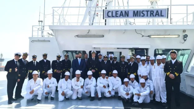 El buque Clean Mistral y su gente