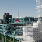 El buque flotante y los equipos esenciales para iniciar construcción