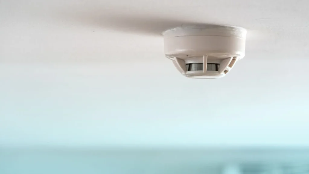 El dispositivo logra convertir el agua en electricidad y es un detector de incendios