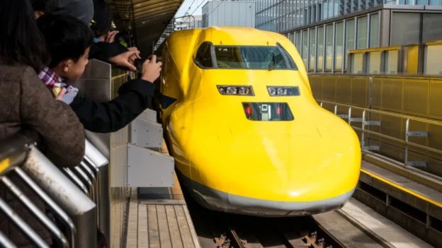 El tren bala amarillo japonés