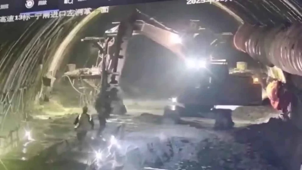 Flash Flood Reported in Yanjiang Expressway Tunnel in Sichuan