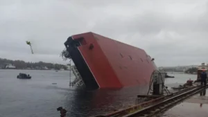 Investigan el vuelco de una grúa flotante en Sebastopol de la Bahía Sur