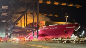 Incendio a bordo del buque ONE HENRY HUDSON en el Puerto de Los Ángeles
